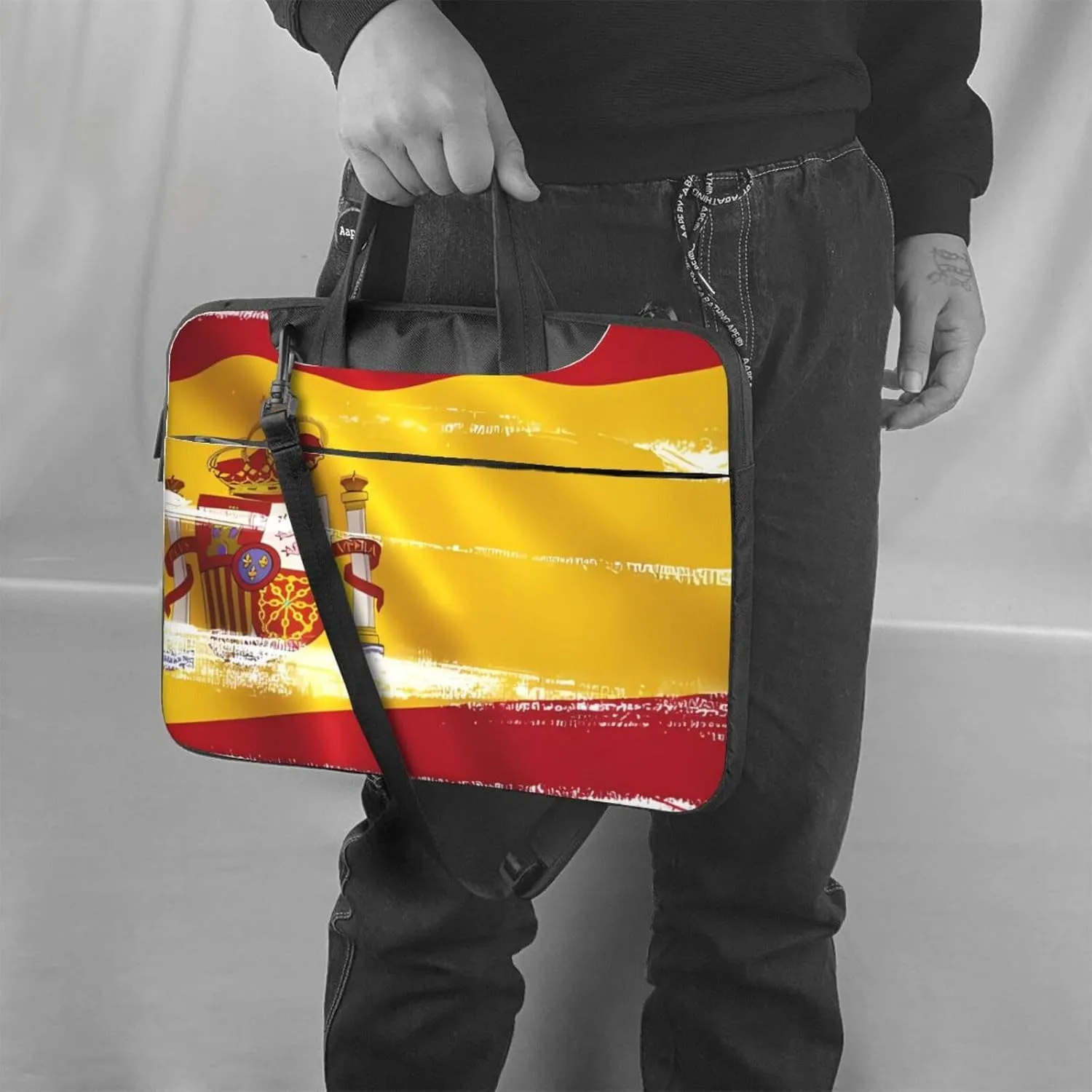 Spain Flag Laptop Shoulder Bag, Ultra Slim And Portable, With Padded Shoulder Strap And Handleã€‚